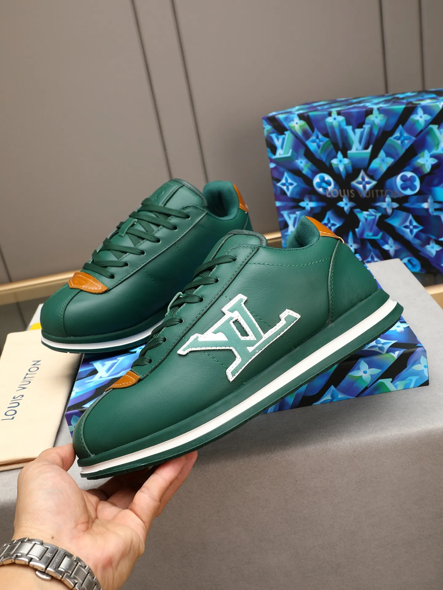 Men's Men's Shoes 💰500 LV Louis Vuitton L Jialu Brand Runner Tatic Series Thick-soled Casual Sports Shoes Running Shoes Original purchase, development, production This LV Runner Tatic sports shoe combines technical materials such as mesh fabric and ribbons to interpret the inspiration of traditional mountaineering shoes. LV letters are written on one side, the lariat buckle of the quick lacing system is embellished with Monogram flowers and Louis Vuitton logos, and the light and wear-resistant rubber outsole completes the whole. ▪️Fabric: Original imported cowhide + mesh ▪️Inner lining: Original customized breathable mesh ▪️Sole: Original open-molded anti-slip rubber combination material ▪️Size: Men's 40-44 (45 46 customized)